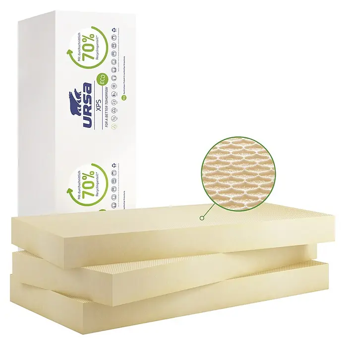 Ursa Hartschaumplatte XPS ECO D N-III-PZ-I 032 - Stärke: 120 mm, Extrudiertes Polystyrol (XPS), 0,036 W/(mK) - Drei hellbeige XPS-Dämmplatten, eine davon mit vergrößerter Struktur, neben der Verpackung.