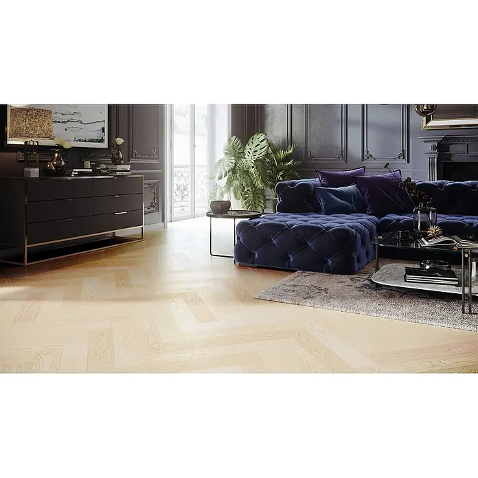 Barlinek Parkett - Esche Select, Fischgrät, 725 x 130 x 14 mm - Helles Holz Fischgrätparkett in einem geräumigen Wohnzimmer.