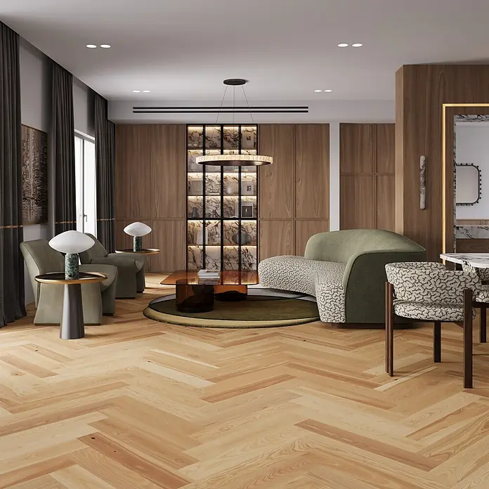 Barlinek Parkett - Esche Natur, Fischgrät, 725 x 130 x 14 mm - Ein moderner, luxuriöser Wohnraum mit hellem Fischgrätparkettboden, grünen Sitzmöbeln und edlen Holzvertäfelungen.