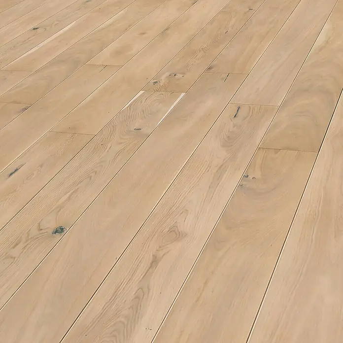 Barlinek - Eiche Creme, 2.200 x 180 x 14 mm - Heller Naturholzfußboden mit langen Dielen, sichtbarer Maserung und kleinen Ästen.