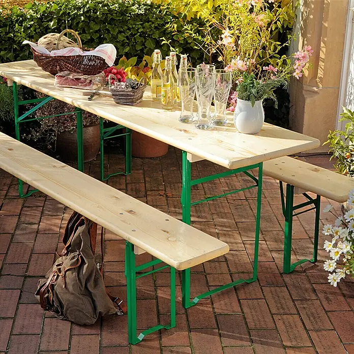 Sunfun Bierzeltgarnitur - 3 -tlg., Nadelholz/Stahl, Klappbar, Naturbraun/Grün, Tisch (L x B x H): 220 x 70 x 77 cm, Bank (B x T x H): 220 x 25 x 49 cm, Ohne Rückenlehne - Ein Festzeltgarnitur mit Tisch und Bänken im Freien mit Speisen und Getränken dekoriert. Ideal für Gartenpartys und gesellige Anlässe.
