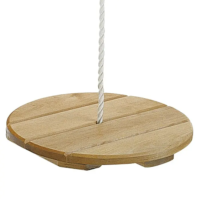 Conacord Tellerschaukel - Holz - Nahaufnahme eines runden, hölzernen Schaukelsitzes mit einem dicken, weißen Seil, der zum Aufhängen dient. Ideal für den Garten und Spielplätze.