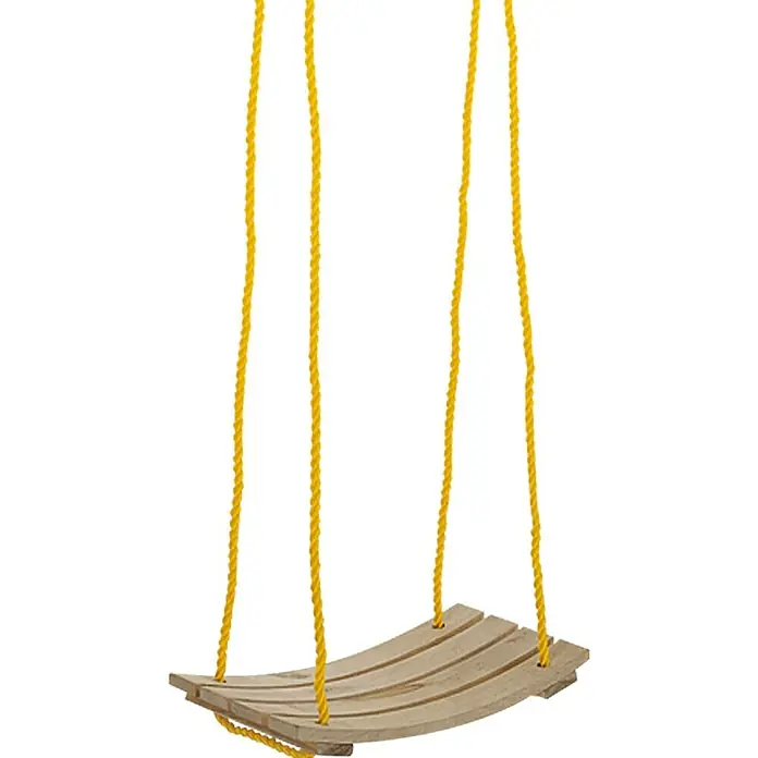Conacord Brettschaukel - B x L: 18 x 34 cm, Holz - Das Bild zeigt eine Holzschaukel mit gelben Seilen, die an einem unbekannten Ort aufgehängt ist. Die Schaukel ist für Kinder gedacht.