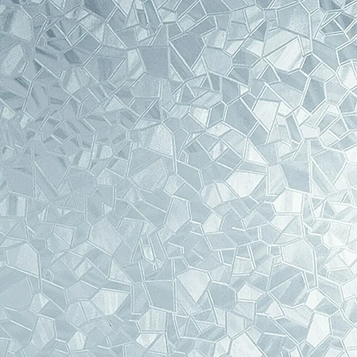 D-c-fix Static Glasfolie Splinter - 150 x 90 cm, Transluzent, Statisch haftend - Nahaufnahme einer strukturierten Glasoberfläche mit einem geometrischen, kristallinen Muster in subtilen Grautönen.