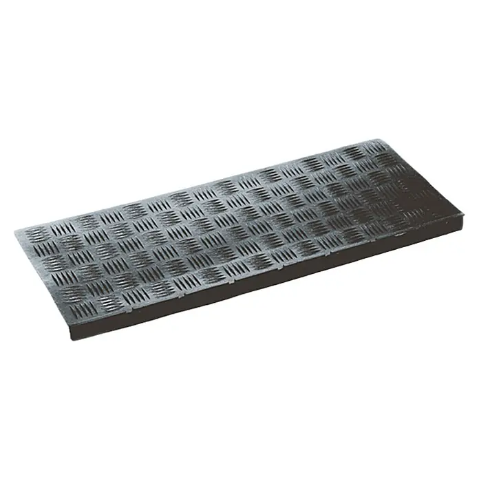 Astra Stufenmatte Imperial - 25 x 65 cm, Kunststoff, Schwarz - Das Bild zeigt eine rutschfeste Trittstufe mit einem markanten Riffelblechmuster, ideal für erhöhte Sicherheit.