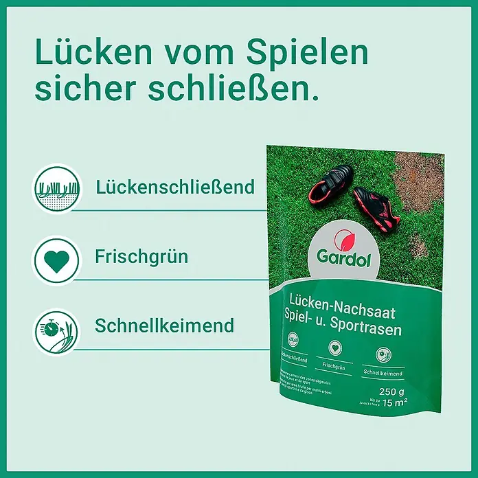 Gardol Nachsaat-Rasen Spiel- & Sprot - 0,25 kg, Saatgut ausreichend für: 15 m² - Gardol Rasennachsaat für Sport- und Spielrasen, schließt Lücken, schnellkeimend, frischgrün. Eine Packung liegt auf einem Rasen mit Kahlstellen und Fußballschuhen.