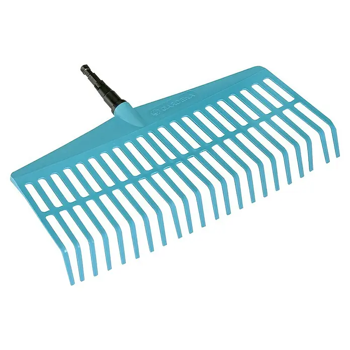 Gardena Combisystem Rechenbesen - Arbeitsbreite: 43 cm, Kunststoff - Ein türkisfarbener Kunststoffrechen der Marke Gardena mit einem schwarzen Griffstück, der zum Zusammenkehren von Laub verwendet wird.