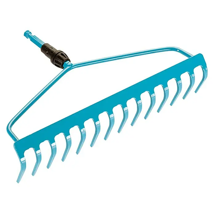 Gardena Combisystem Bügelrechen - Arbeitsbreite: 36 cm, Stahl - Nahaufnahme eines aqua-farbenen Gartenrechens mit verstellbarem Griff, ideal zum Glätten von Böden und Entfernen von Steinen in Gärten.