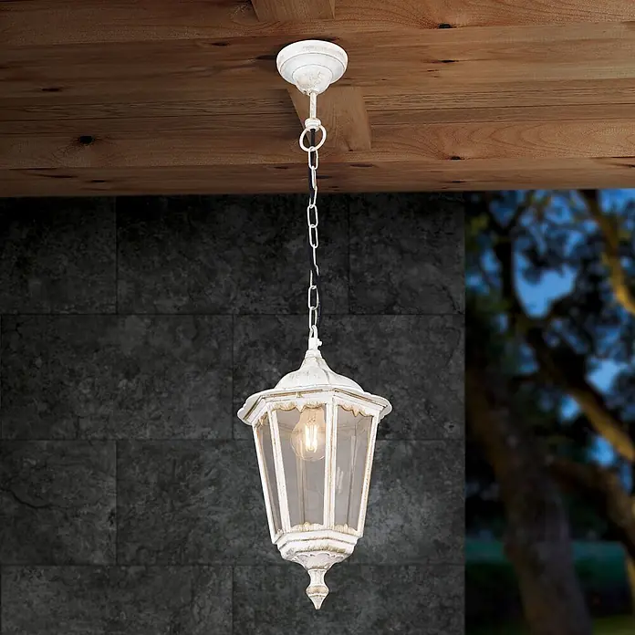 Orion Leuchten Außenwand- & Deckenleuchte Puchberg - 60 W, L x B x H: 22 x 22 x 100 cm, Weiß, Klar, IP40 - Verwitterte weiße Außenhängeleuchte mit Klarglas, von einer Holzdecke über einer dunklen Wand hängend.