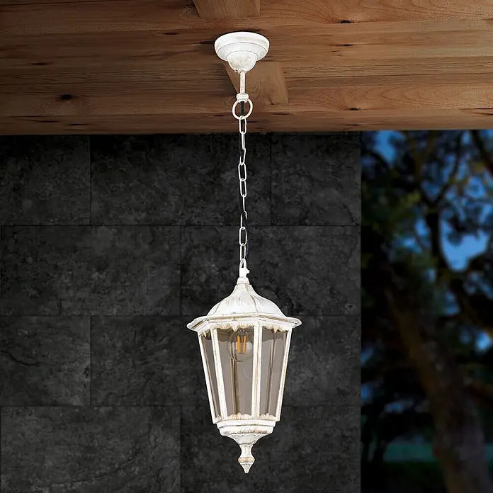 Orion Leuchten Außenwand- & Deckenleuchte Puchberg - 60 W, L x B x H: 22 x 22 x 100 cm, Weiß, Klar, IP40 - Weiße, patinierte Metall-Außenlaterne mit Glühfadenlampe, von einer Holzdecke hängend.
