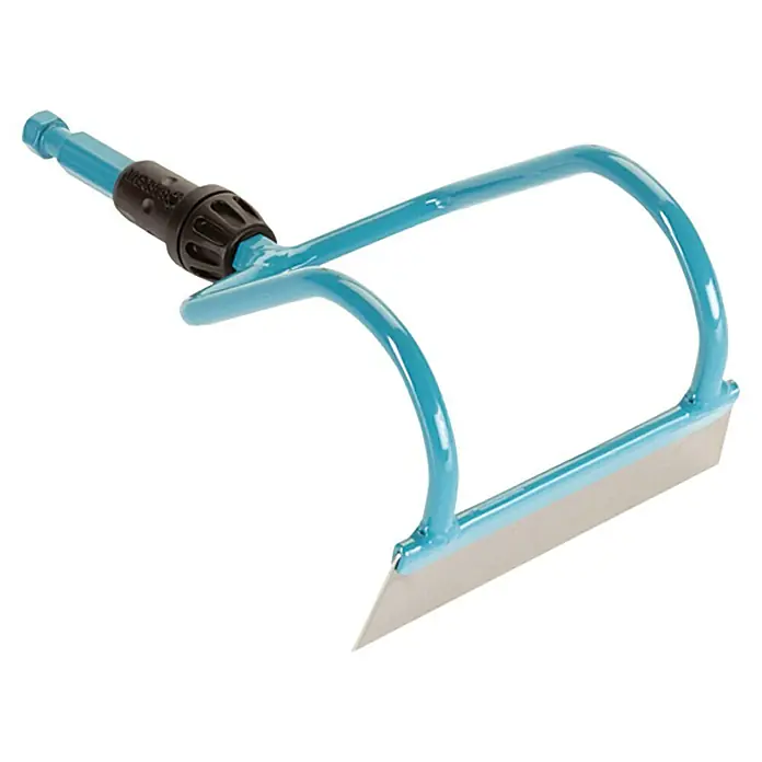 Gardena Combisystem Bügelzughacke - Arbeitsbreite: 12 cm, Edelstahl - Nahaufnahme einer blauen Beetrolle von Gardena. Das Werkzeug besteht aus einem Stahlrahmen und einer scharfen Klinge.