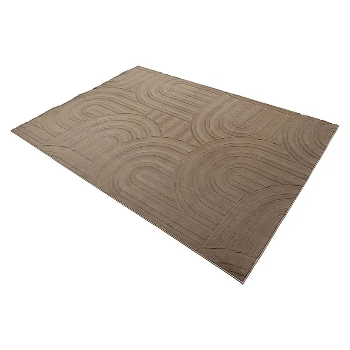 Kayoom Kurzflorteppich Cosmic 526 - Taupe, 230 x 160 cm, 85 % Polyester, 15 % Wolle - Brauner Teppich mit geometrischem Muster aus konzentrischen Halbkreisen, schräg betrachtet.