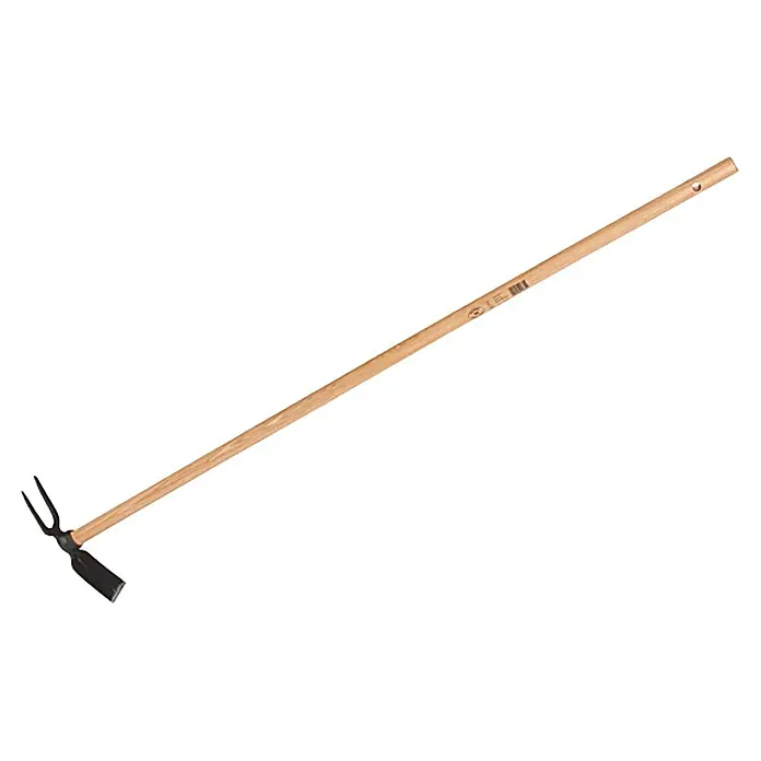 Gardol Gartenhacke - Breite: 70 mm, Anzahl Zinken: 2, Langstiel - Nahaufnahme einer Gartenhacke mit einem langen Holzstiel und einem schwarzen Metallkopf, ideal für Gartenarbeiten und Bodenbearbeitung.