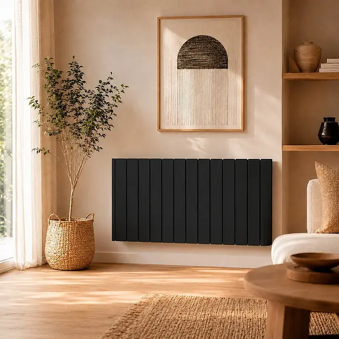 Voltomat Emisor térmico fluído Evo - 1.800 W, Negro, An x Pr x Al: 106 x 9 x 55,5 cm - Radiador plano negro montado en la pared en una sala de estar moderna.