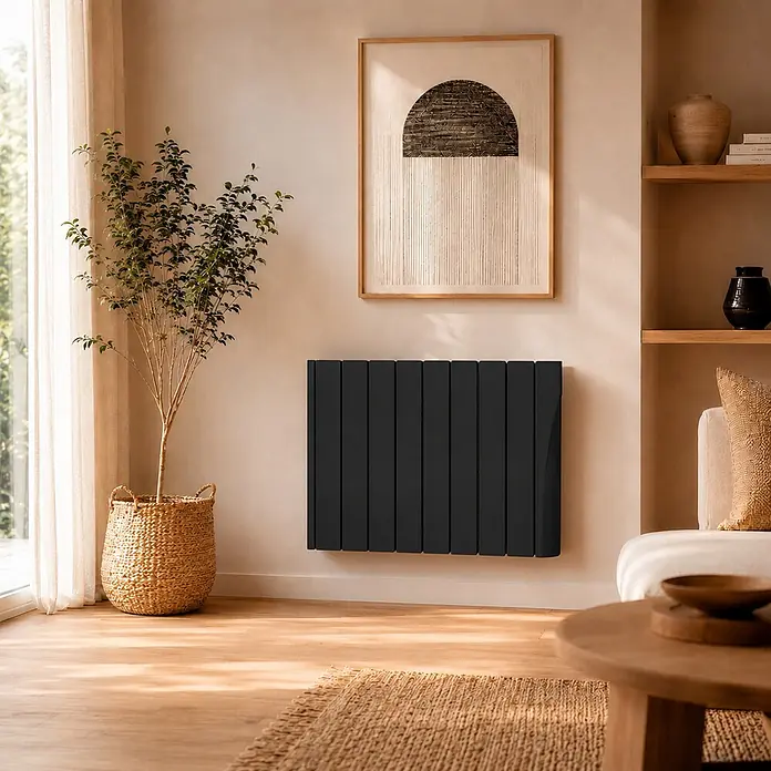 Voltomat Emisor térmico fluído Evo - 1.200 W, Negro, An x Pr x Al: 74 x 9 x 55,5 cm - Radiador negro de panel vertical montado en una pared de un salón.