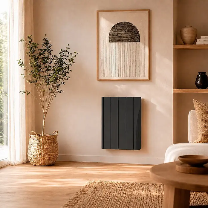 Voltomat Emisor térmico fluído Evo - 600 W, Negro, An x Pr x Al: 42 x 9 x 55,5 cm - Radiador gris oscuro de pared en un salón moderno.