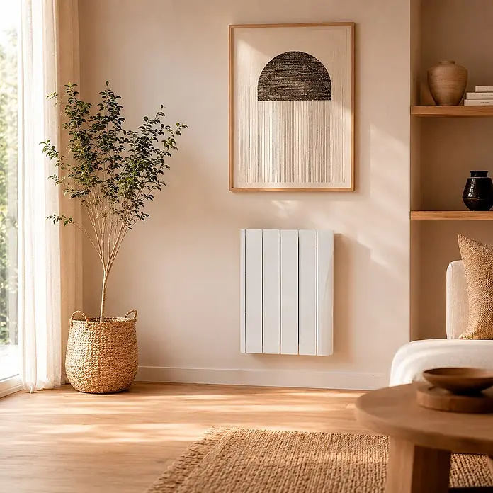 Voltomat Emisor térmico fluído Evo - 600 W, Blanco, An x Pr x Al: 42 x 9 x 55,5 cm - Radiador eléctrico blanco montado en una pared clara en una sala de estar luminosa, proporcionando calefacción.