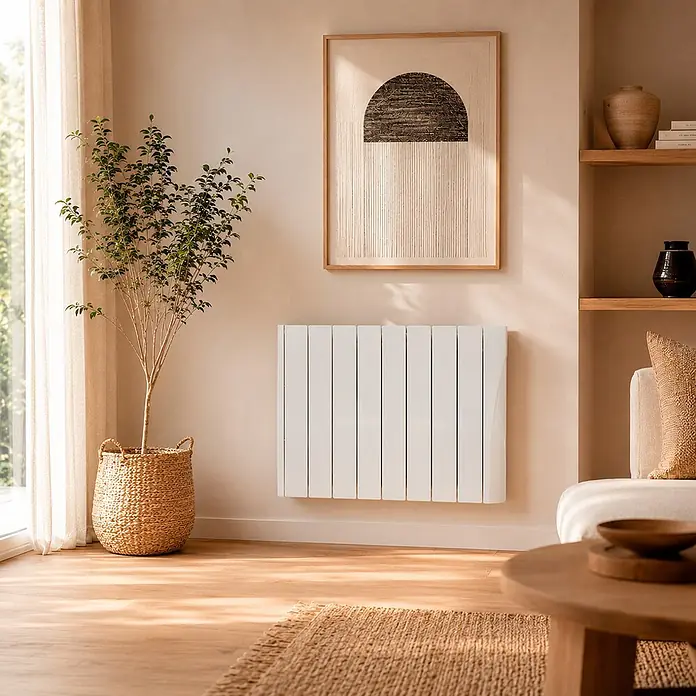 Voltomat Emisor térmico fluído Evo - 1.200 W, Blanco, An x Pr x Al: 74 x 9 x 55,5 cm - Radiador eléctrico blanco montado en una pared clara en un salón moderno.