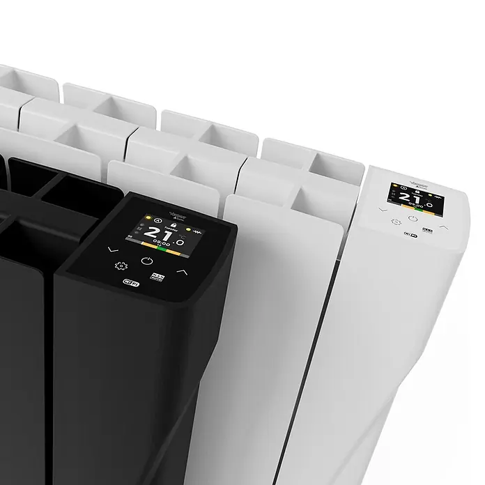 Voltomat Emisor térmico fluído Evo - 600 W, Blanco, An x Pr x Al: 42 x 9 x 55,5 cm - Dos radiadores eléctricos inteligentes, uno negro y uno blanco, con pantallas digitales que muestran 21,0°C y varios iconos.