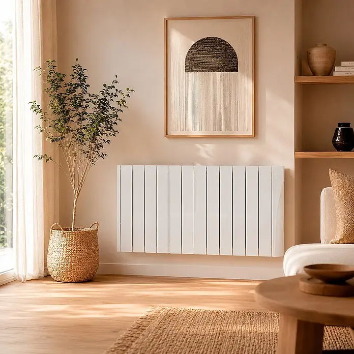 Voltomat Emisor térmico fluído Evo - 1.800 W, Blanco, An x Pr x Al: 106 x 9 x 55,5 cm - Radiador eléctrico blanco con paneles verticales, montado en la pared de una sala de estar moderna.