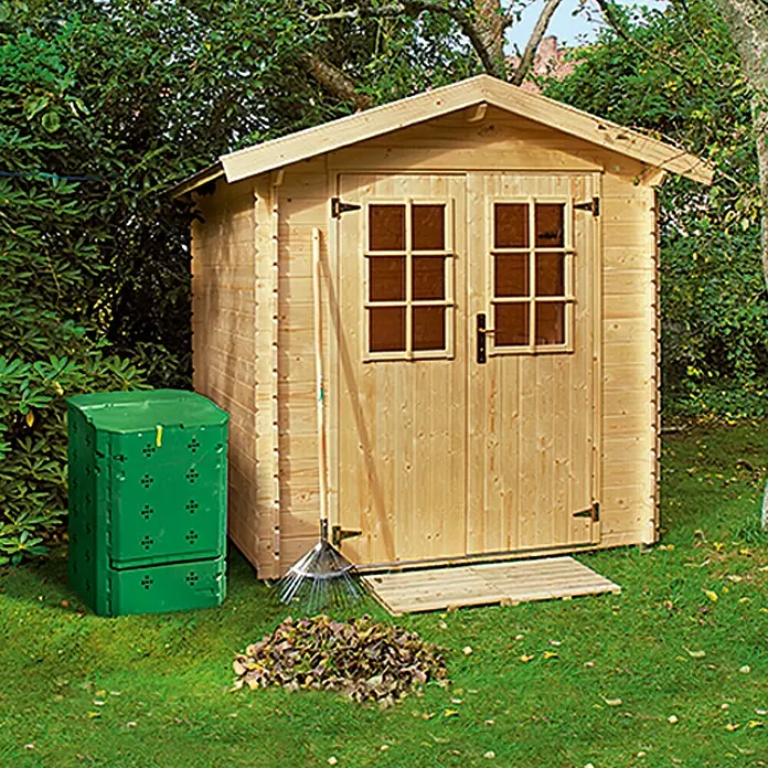 Gardol Komposter Ökomax 6000 - 600 l, 77 x 77 x 100 cm - Gartenschuppen aus Holz mit Doppeltür, umgeben von Grün. Eine grüne Komposttonne steht daneben.