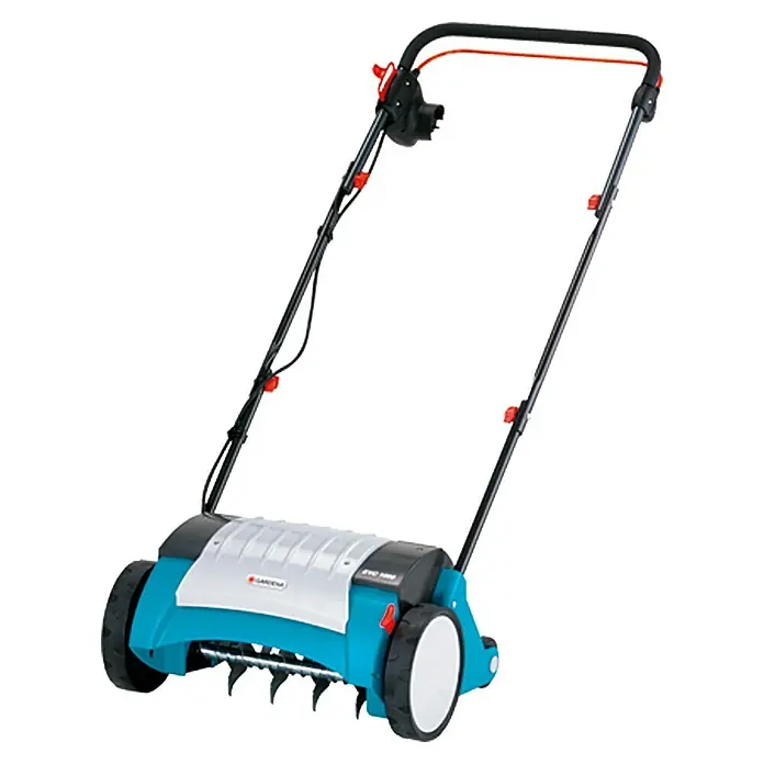 Gardena Elektro-Vertikutierer EVC 1000 - 1.000 W, Arbeitsbreite: 30 cm - Abbildung eines Gardena Elektro-Rasenlüfters zum Vertikutieren von Rasenflächen.