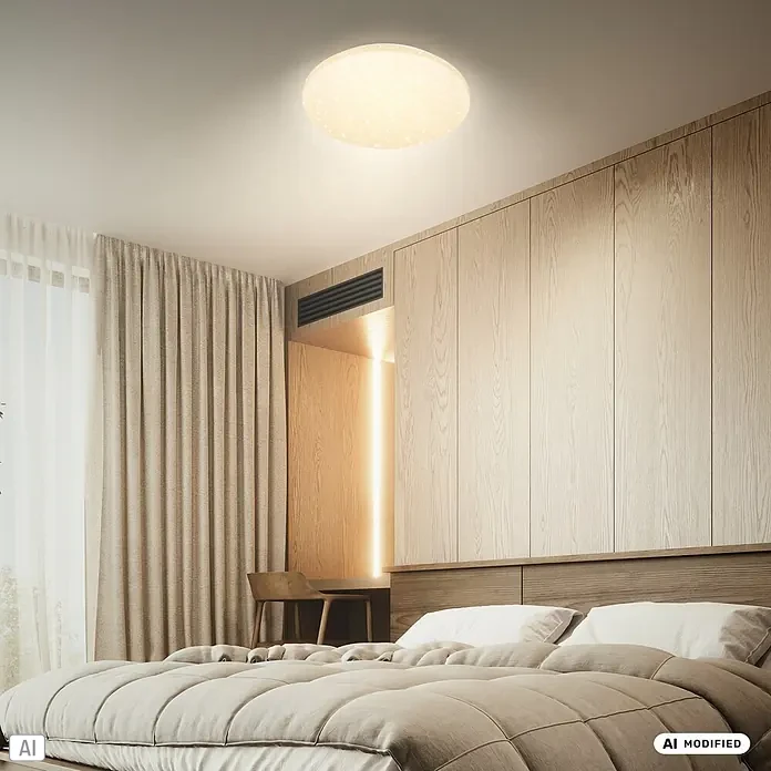 LED-Deckenleuchte rund Luminus - 24 W, Ø x H: 34 x 6 cm, Weiß, Warmweiß - Runde Deckenleuchte mit funkelndem Diffusor, beleuchtet ein modernes Schlafzimmer.
