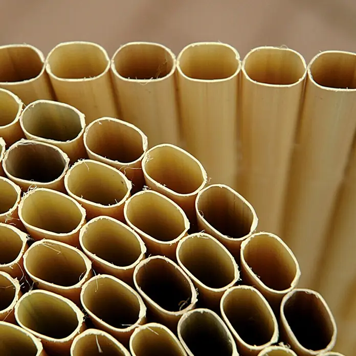 Gardol Comfort Sichtschutzmatte - Bambus Optik, 300 x 90 cm - Nahaufnahme von nachhaltigen Trinkhalmen aus Bambus. Umweltfreundliche Alternative zu Plastikhalmen.