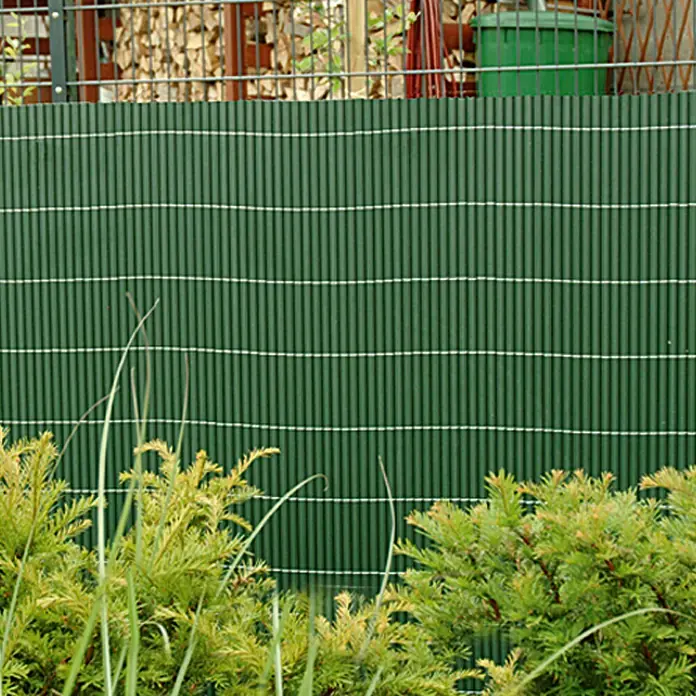 Sichtschutzmatte - 300 x 140 cm, PVC, Grün - Grüner Sichtschutzzaun mit horizontalen weißen Streifen und Pflanzen im Vordergrund, ideal für Garten und Terrasse.