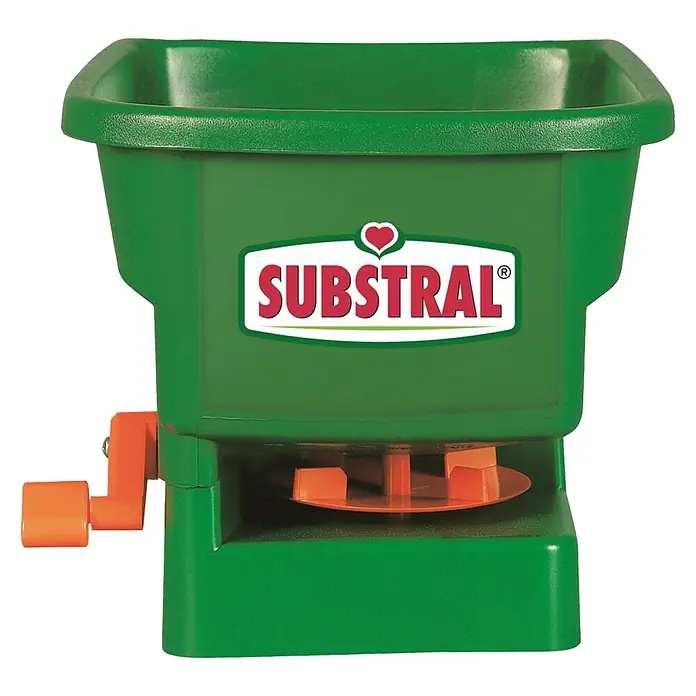 Substral Handstreuer HandyGreen - Streubreite: 2 m, Fassungsvermögen: 2,5 l - Nahaufnahme eines grünen Substral-Streuwagens mit orangenfarbenen Akzenten, ideal für die Rasenpflege.
