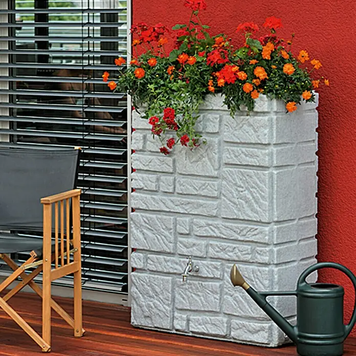 Arves Regenspeicher Maurano - 300 l, Granitfarben, 1 Stk. - Regenwassertank in Steinoptik mit Bepflanzung, einem Wasserhahn und einer Gießkanne, ideal für den Garten zur Wassergewinnung.