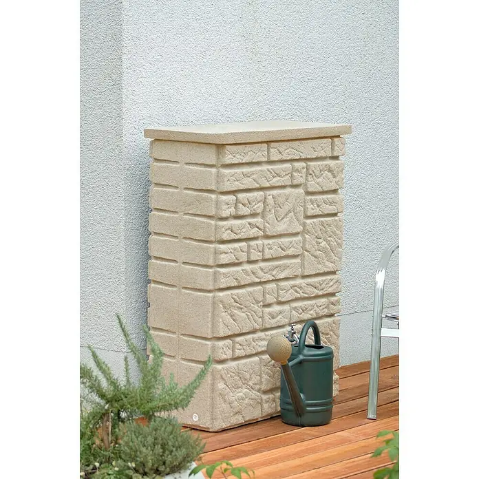 Arves Regenspeicher Maurano - 300 l, Sandsteinfarben, 1 Stk. - Nahaufnahme einer stilvollen Regentonne in Steinoptik, die sich perfekt in jeden Garten einfügt und die Umwelt schont.