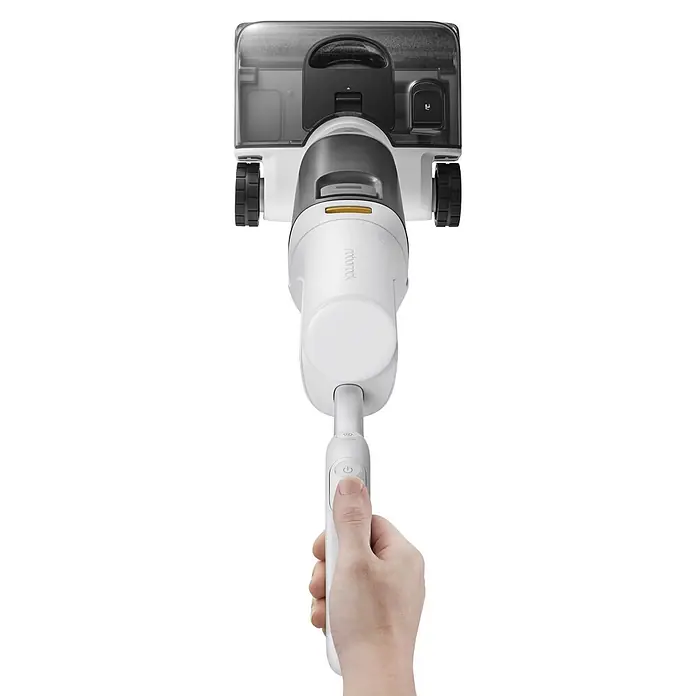 Roborock Akku-Nass-Trockensauger F25 RT Gen 2 - Saugkraft: 20.000 Pa, Akkulaufzeit: 22 min - 38 min, Wassertankvolumen: 870 ml - Weiß-grauer Handstaubsauger mit transparentem Staubbehälter, von einer Hand gehalten, die den Einschaltknopf drückt.