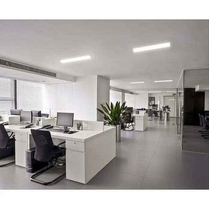 Profi Depot LED-Feuchtraumlichtleiste LED-Wannenleuchte - L x B x H: 60 x 16 x 5,6 cm, Lichtfarbe: Neutralweiß, 24 W, IP44 - Modernes, minimalistisches Großraumbüro mit weißen Arbeitsplätzen, schwarzen Ergonomiestühlen und Glaswänden.