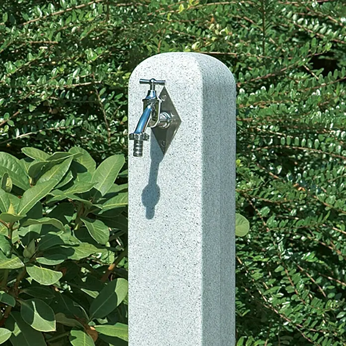 Arves Wasserzapfstelle Poller - Granitfarben, Höhe: 90 cm - Ein stilvoller Wasserhahn auf einem grauen Steinsockel, ideal für den Garten oder öffentliche Plätze.