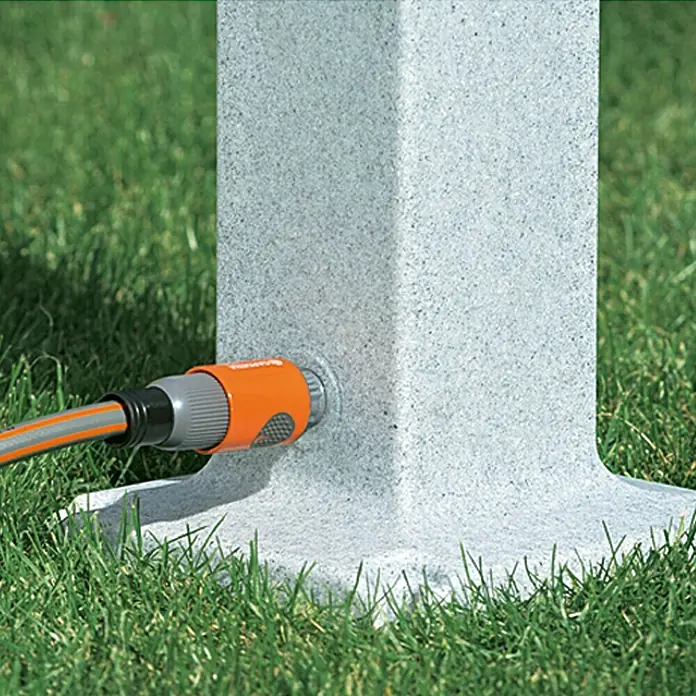 Arves Wasserzapfstelle Poller - Granitfarben, Höhe: 90 cm - Nahaufnahme eines Bewässerungssystems mit Schlauchanschluss an einer grauen Säule im Grünen.