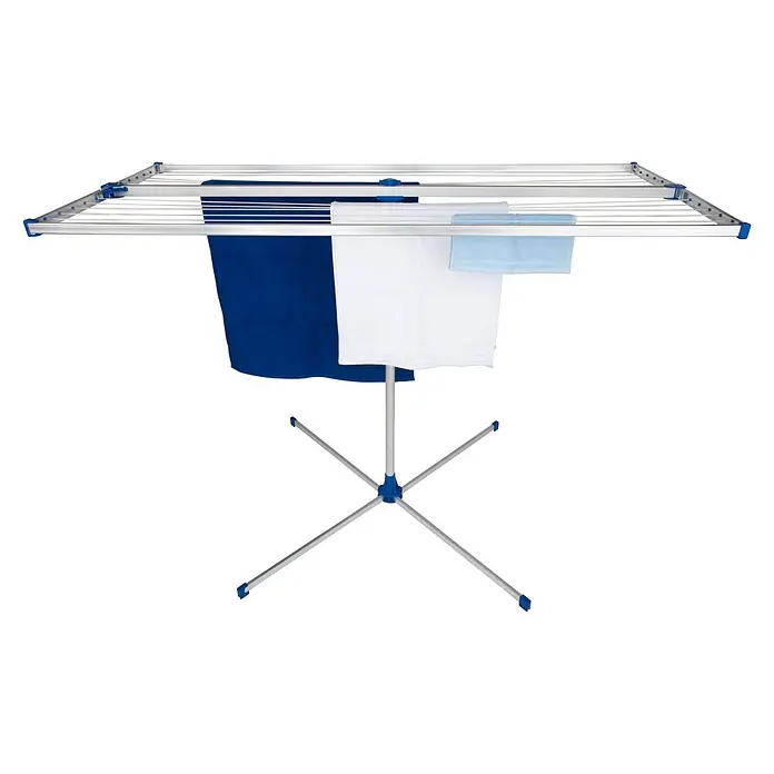 Stewi Stand-Wäscheständer 292 - alu / blau - Silberner Wäscheständer mit blauen Akzenten, beladen mit blauen, weißen und hellblauen Handtüchern.