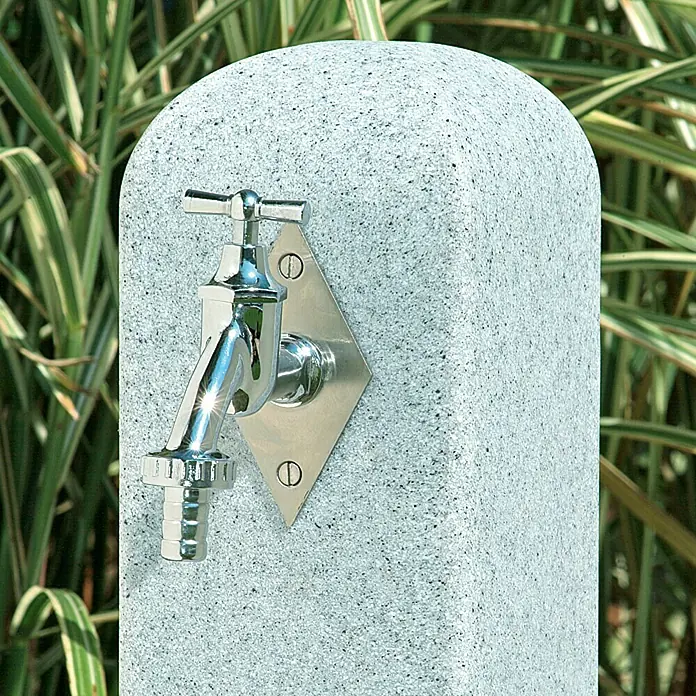 Arves Wasserzapfstelle Poller - Granitfarben, Höhe: 90 cm - Nahaufnahme eines Wasserhahns mit polierter Oberfläche auf einem dekorativen Steinbrunnen im Freien.