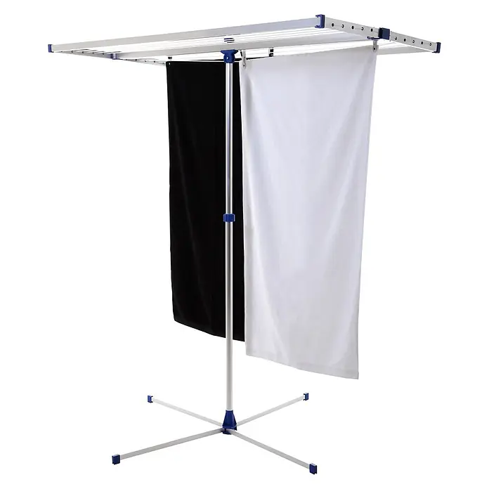 Stewi Stand-Wäscheständer 292 - alu / blau - Silberner Wäscheständer mit blauen Akzenten, Mittelstange und Kreuzfuß, mit schwarzem und weißem Handtuch.