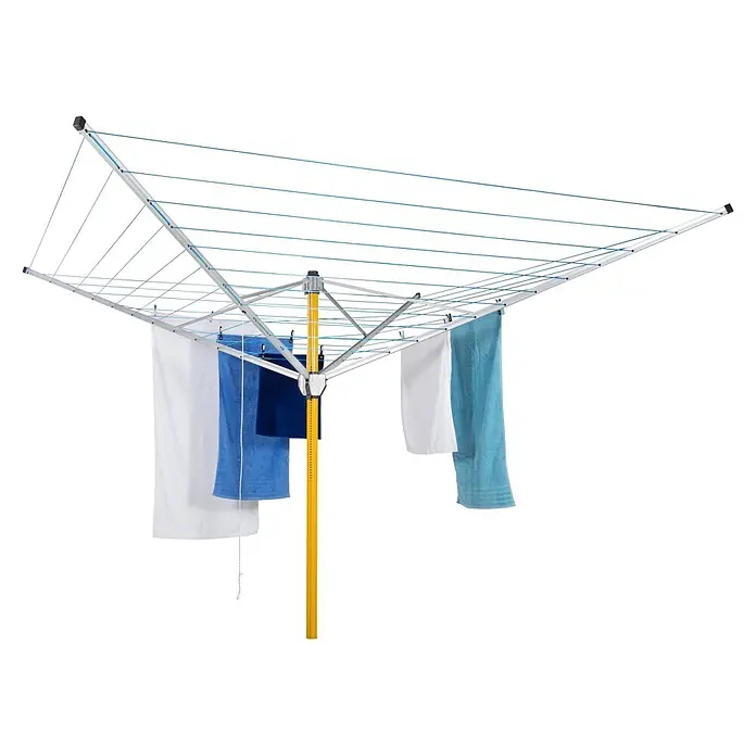 Stewi Stand-Wäscheständer 700 - gelb - Wäschespinne mit gelbem Mittelpfahl, silbernen Armen und blauen Leinen. Mehrere weiße und blaue Handtücher trocknen daran.