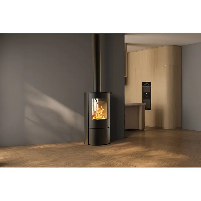 Supra Estufa de leña Leonie - 6 kW, Volumen de calefacción: 200 m³, Negro - Estufa de leña negra con llamas visibles en una habitación moderna con suelo de madera y paredes grises.
