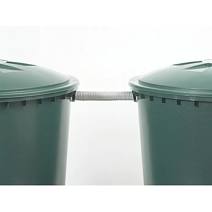 Garantia Regentonnen-Verbindungs-Set - Länge: 30 cm, Größe Anschluss: ¾″ - Zwei grüne Regentonnen, die durch einen grauen Schlauch miteinander verbunden sind, um Wasser zu speichern.