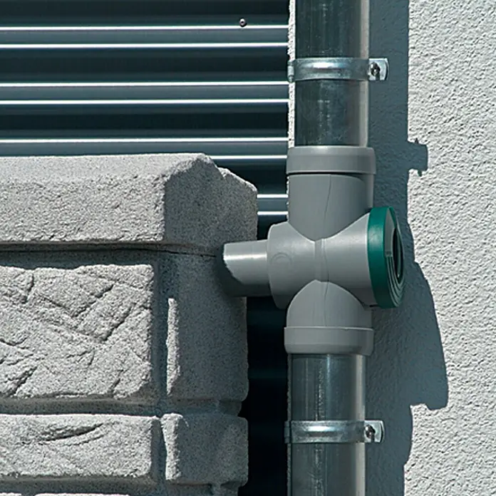 Regensammler Inox - Grau, Grün, Größe Anschluss: 32 mm - Nahaufnahme eines grauen Regensammlers an einer grauen Regenrinne mit Wandbefestigung.