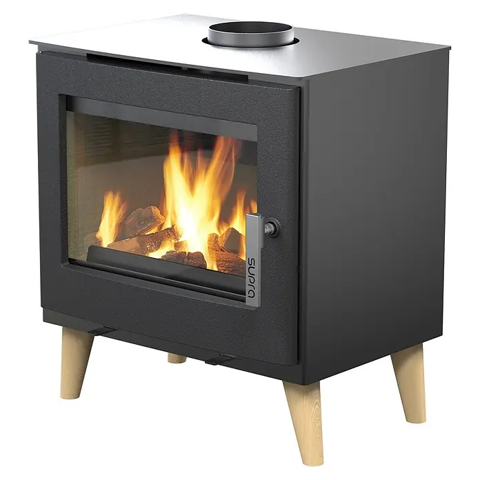 Supra Estufa de leña Emile - 6,1 kW, Volumen de calefacción: 250 m³, Negro - Estufa de leña moderna gris oscuro con tapa plateada, puerta de cristal mostrando llamas y leña, y patas de madera clara.