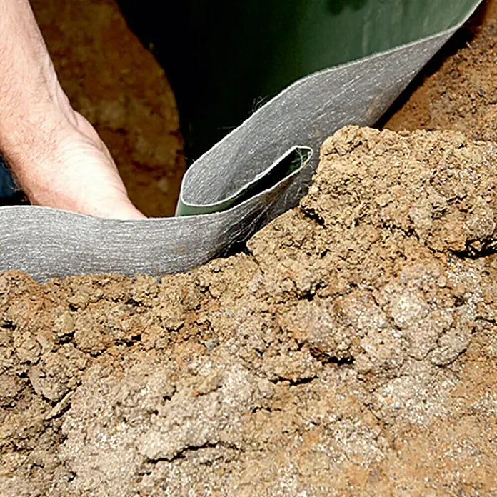 Gardol Premium Wurzelsperre - Polypropylen, 3 x 0,7 m - Ein Bild, das die Anwendung von Wurzelvlies zeigt, einem Schutz für Pflanzenwurzeln. Ideal zur Vorbereitung für die Gartensaison.
