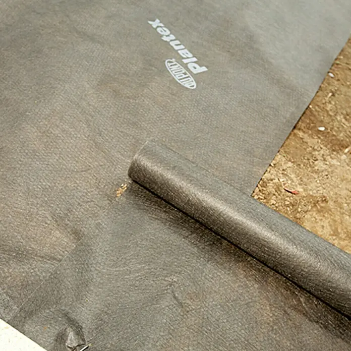 Unkrautvlies Meterware - Polypropylen, 68 g/m² - Nahaufnahme einer Rolle Plantex Unkrautfolie, die auf einer Oberfläche ausgerollt ist, ideal für Garten- und Landschaftsbauprojekte.