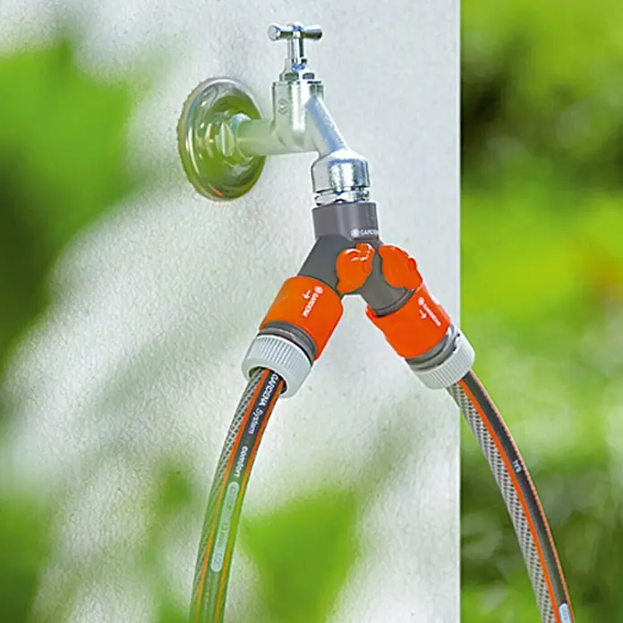 Gardena 2-Wege-Ventil - ¾″ - Wasserhahn mit Gardena Y-Verteiler und zwei angeschlossenen Gartenschläuchen. Ideal für die Bewässerung im Garten.