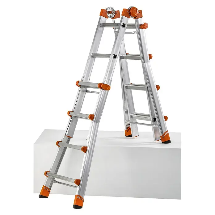 Gierre Mehrzweckleiter 4 + 4 - Anzahl Tritte: 16 Stk., Arbeitshöhe: 4,7 m, Belastbarkeit: 150 kg, Aluminium - Silberne Aluminium-Mehrzweckleiter mit orangefarbenen Gelenken und Füßen, als Stehleiter aufgestellt.