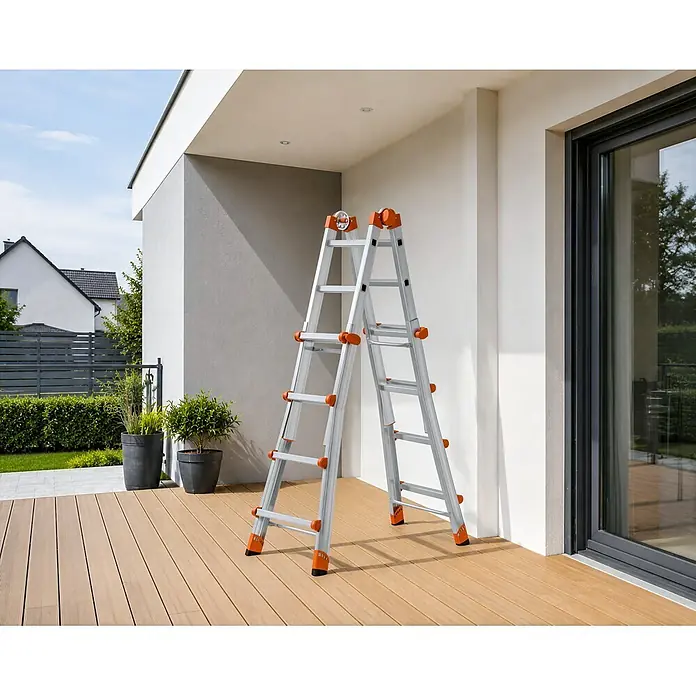 Gierre Mehrzweckleiter 4 + 4 - Anzahl Tritte: 16 Stk., Arbeitshöhe: 4,7 m, Belastbarkeit: 150 kg, Aluminium - Silberne Mehrzweckleiter mit orangefarbenen Scharnieren auf einer Holzterrasse neben einem modernen Haus.