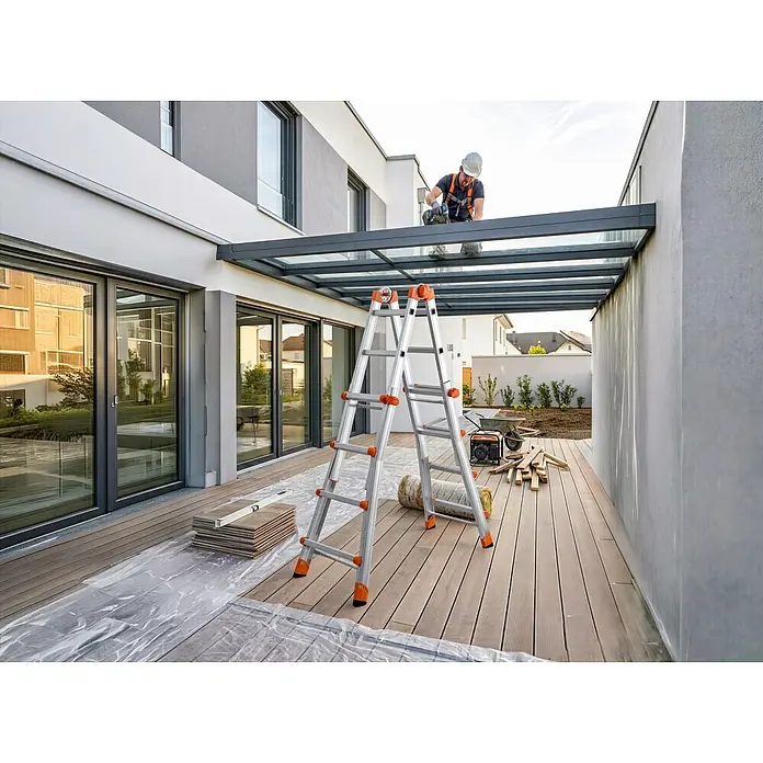 Gierre Mehrzweckleiter 4 + 4 - Anzahl Tritte: 16 Stk., Arbeitshöhe: 4,7 m, Belastbarkeit: 150 kg, Aluminium - Monteur installiert modernes Glas-Terrassendach mit dunklem Rahmen über Holzdeck.